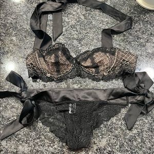 Adore Me - NWOT Black Lacey Bra Set - Size Small and 32C ✨